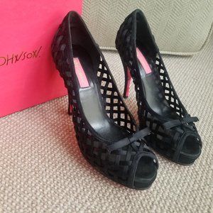 EUC Betsey Johnson Size 7.5 Black Satin Weave dress pump
